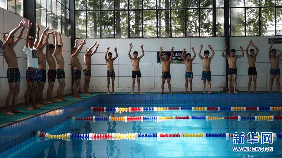 图为越西县西城中学初三16班的学生在下水前热身(9月7日摄).