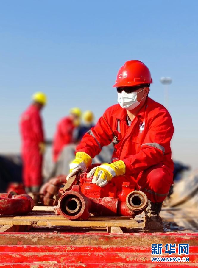 2月8日,固井水泥车操作手贾长星在伊拉克东巴格达油田现场工作.