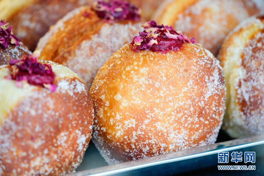 波兰:吃甜面包庆"肥胖星期四"