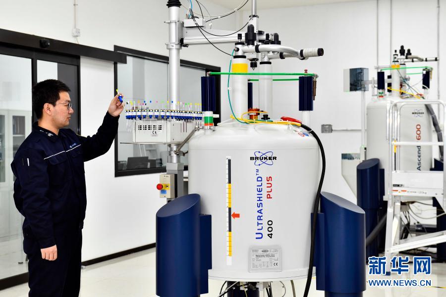 在万华化学集团股份有限公司磁山全球研发中心,科研人员在做实验(2