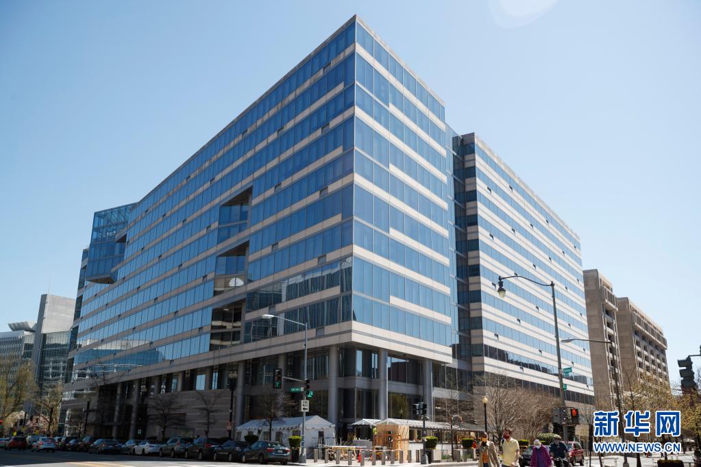 这是3月30日在美国华盛顿拍摄的国际货币基金组织总部大楼.