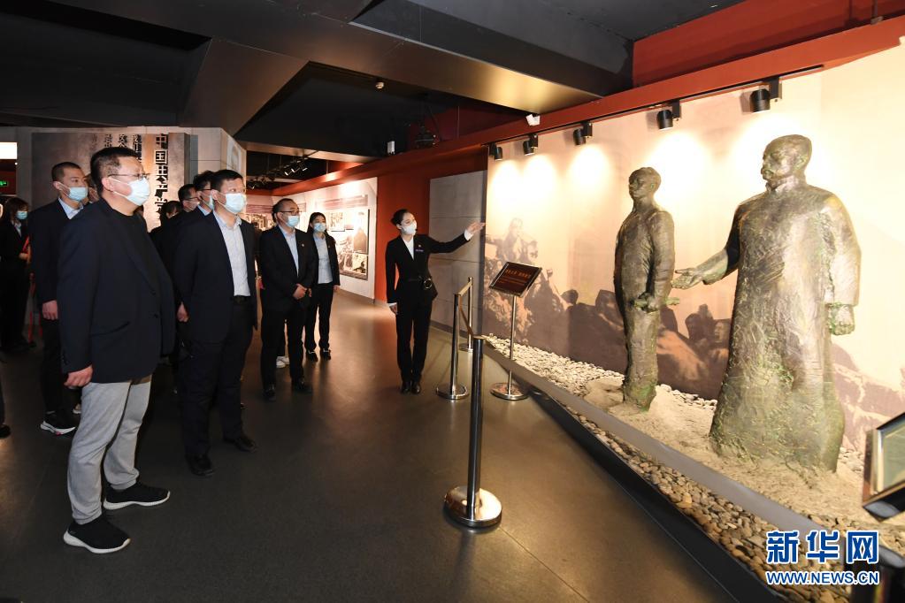 4月28日,李大钊纪念馆讲解员为参观者讲解李大钊革命事迹.