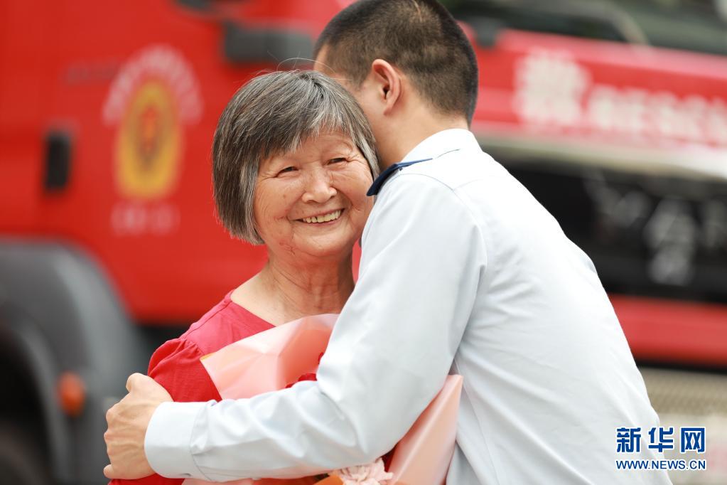 5月9日,在厦门市同安区消防救援大队,消防员魏炽武拥抱母亲郑春芳.