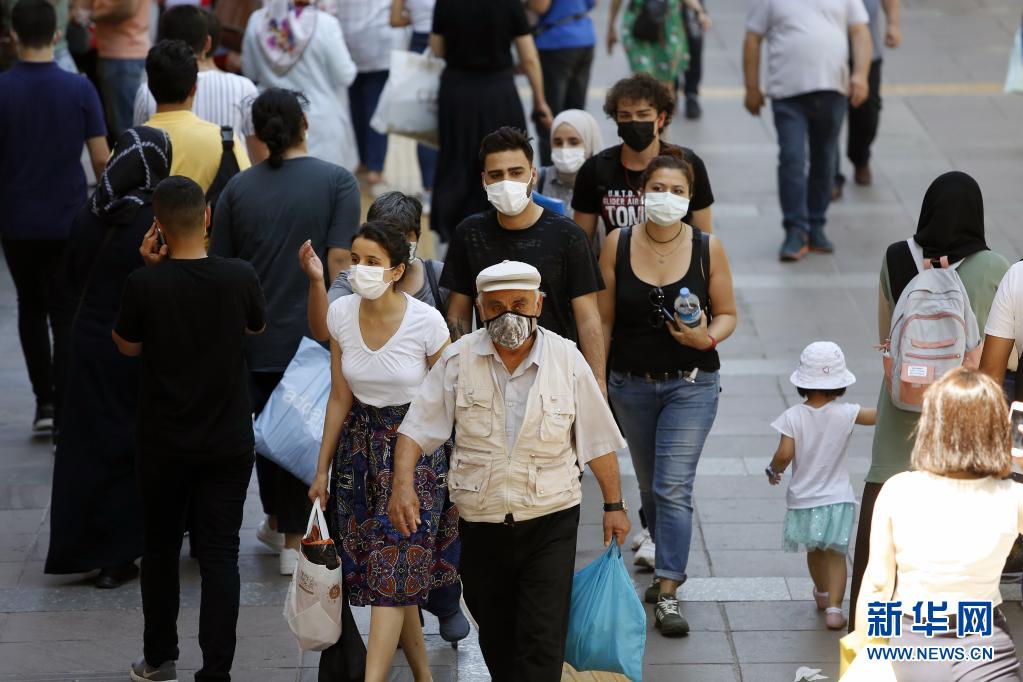 7月1日,行人在土耳其安卡拉街头行走.