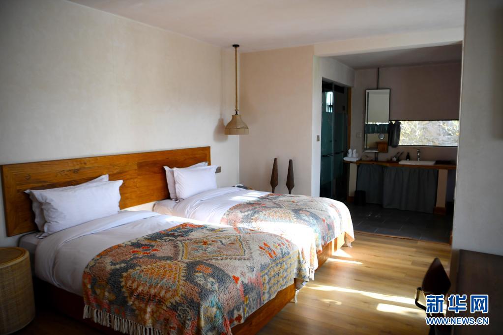 这是河南省新乡市辉县市拍石头乡张泗沟村内的一家民宿(5月24日摄).
