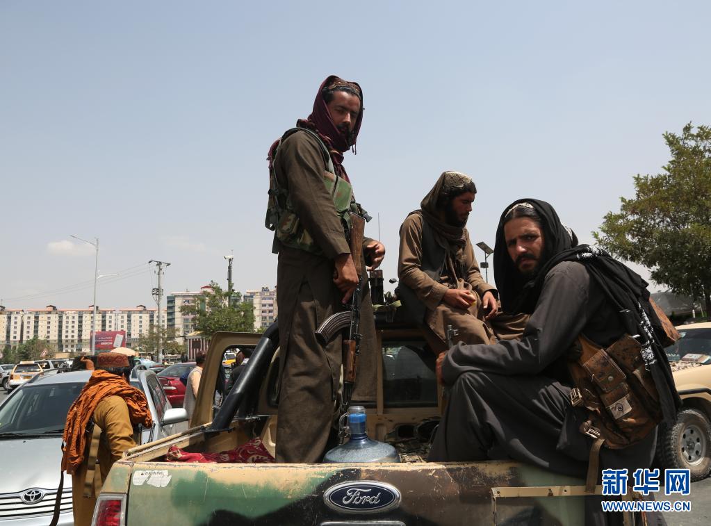 这是8月17日在喀布尔街头拍摄的阿富汗塔利班成员.