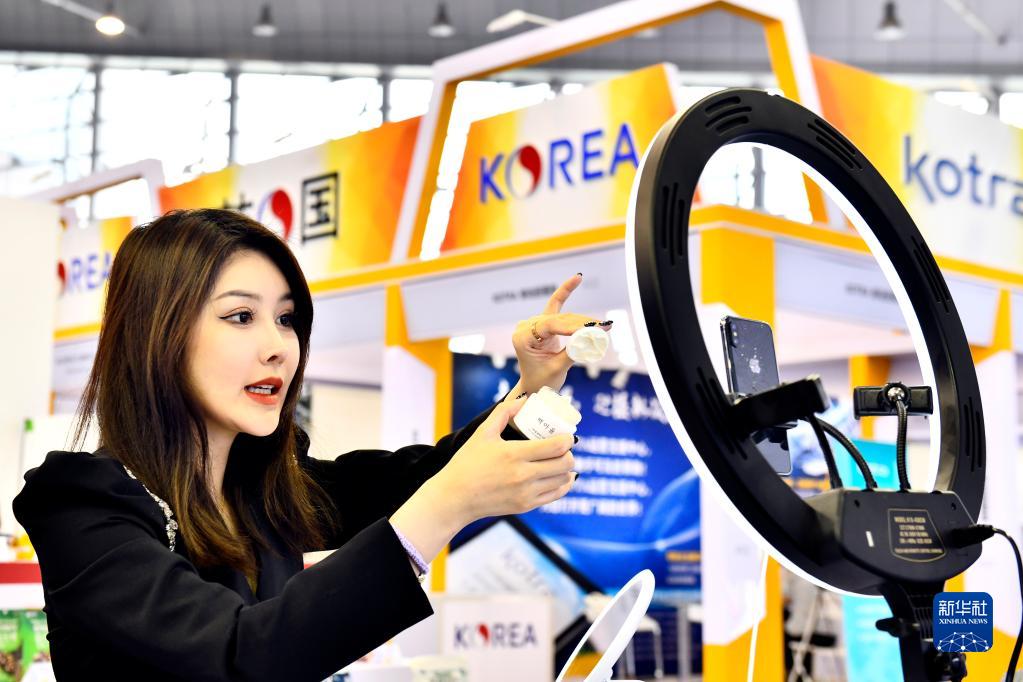 市国际展览中心,一名主播在韩国(山东)进口商品博览会现场直播带货