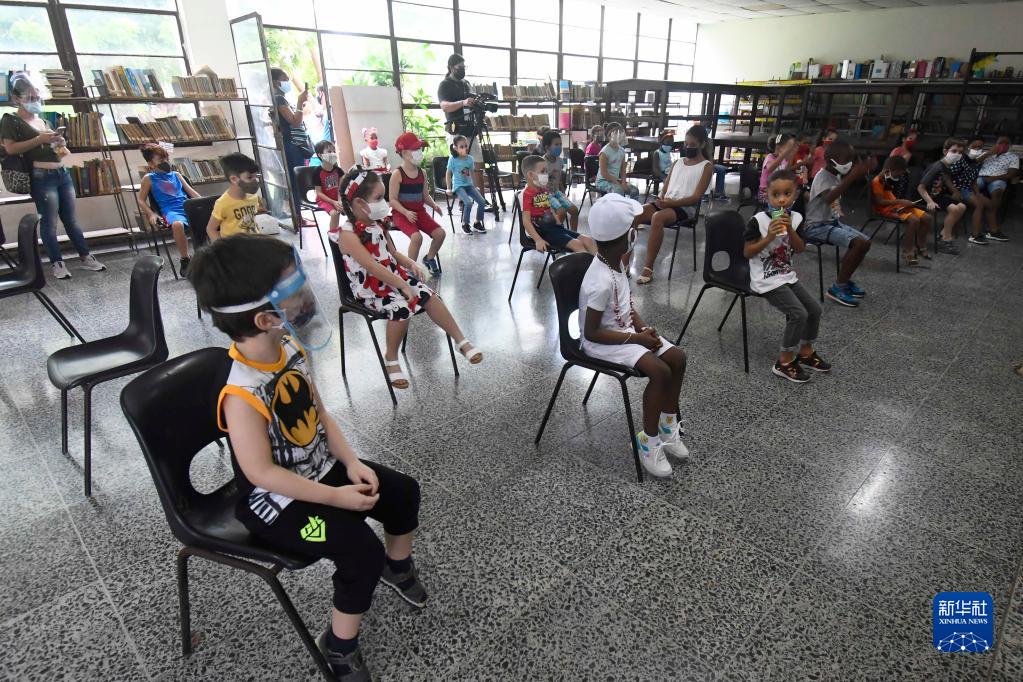 9月16日,在古巴首都哈瓦那市中心的费利佩波伊小学,孩子们接种新冠