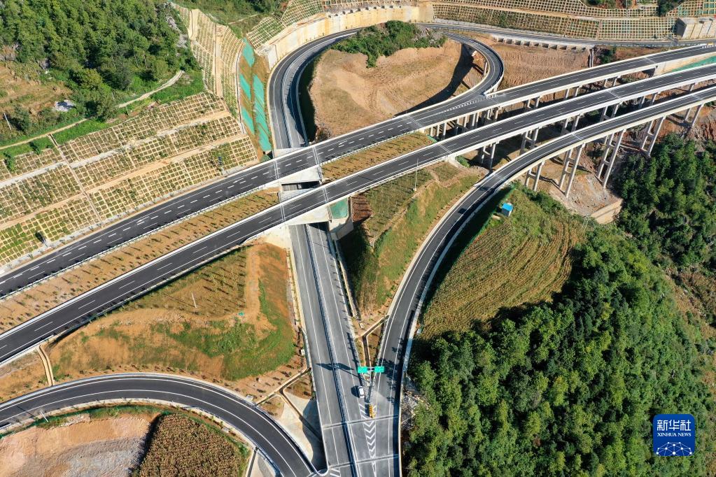 贵州威围高速公路建成通车