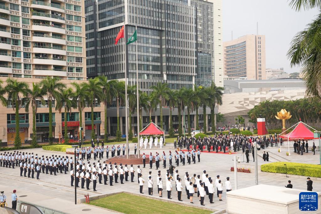 10月1日,澳门特区政府在金莲花广场举行升旗仪式.新华社发