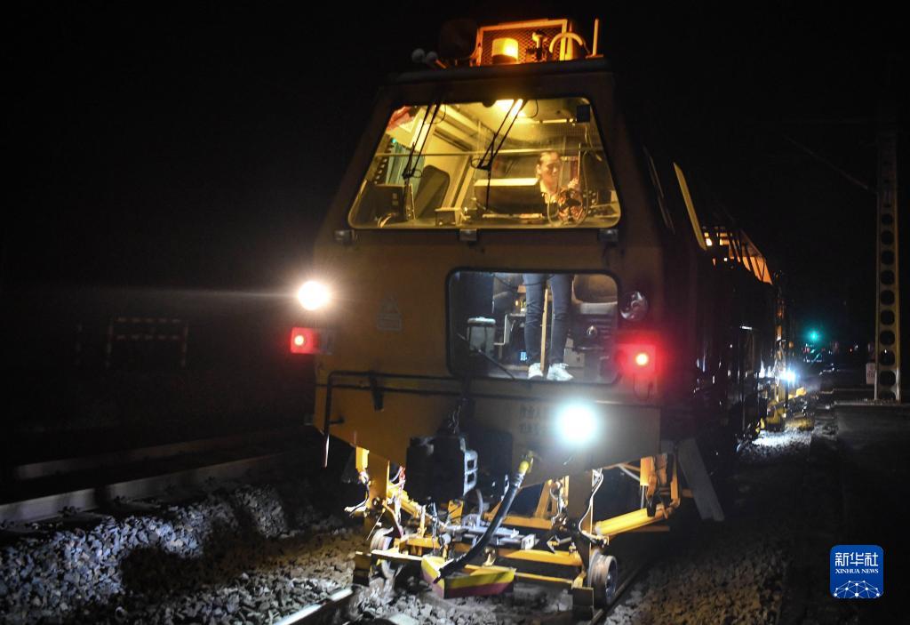 新华全媒假日坚守中的大机女司机