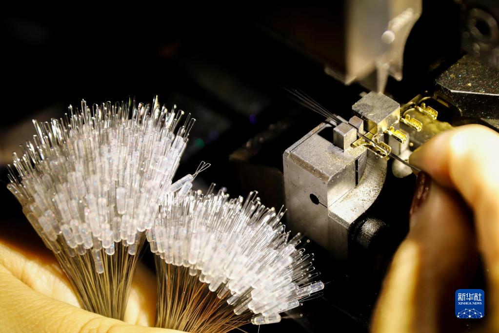 10月13日,工人在河南省宝丰县赵庄镇一家渔具生产企业加工渔具.