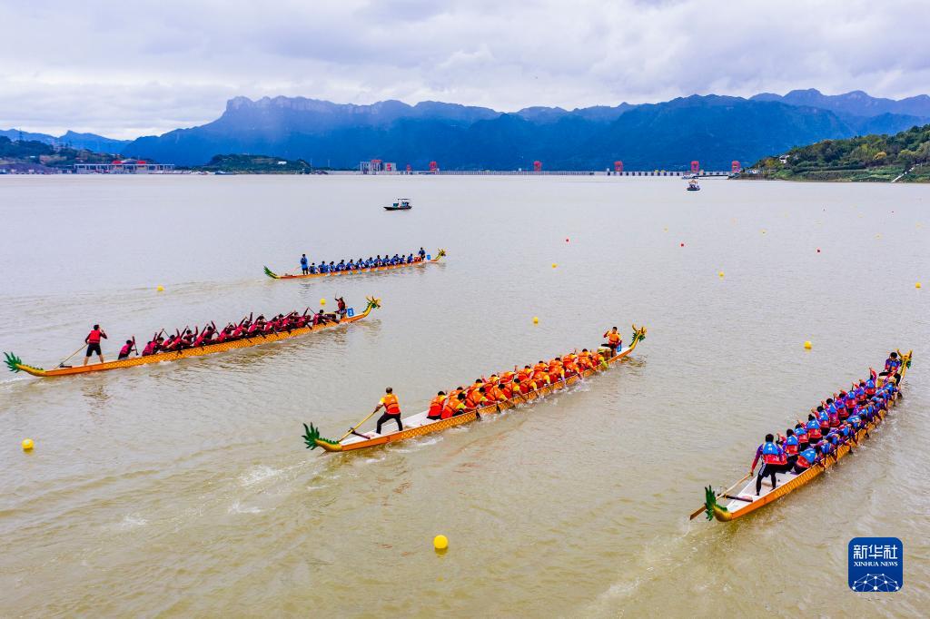 湖北秭归:屈原故里赛龙舟