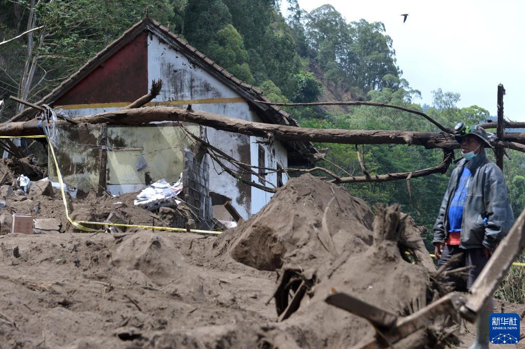 这是10月16日在印度尼西亚巴厘岛拍摄的地震后留下的废墟.
