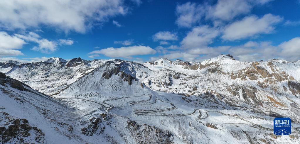 这是四川省甘孜藏族自治州巴塘县境内的藏巴拉雪山风光(10月23日摄,无