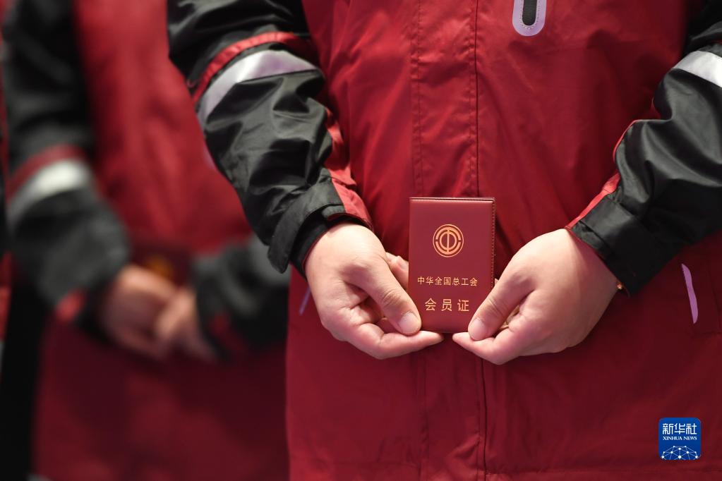 10月28日,快递员手持工会会员证.