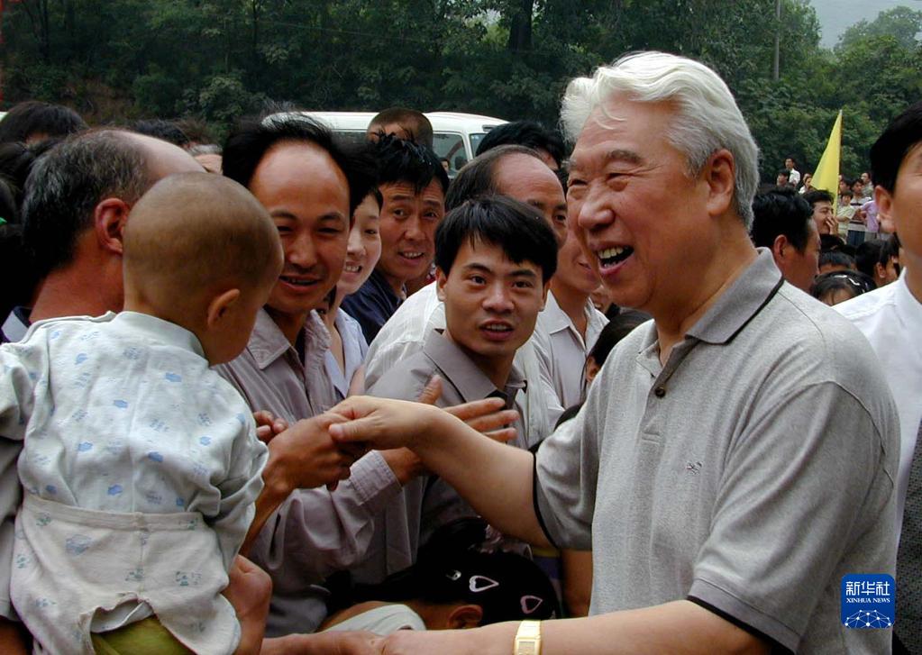 当年林县的县委书记杨贵(前右)回到林州受到乡亲们的热情欢迎(2001