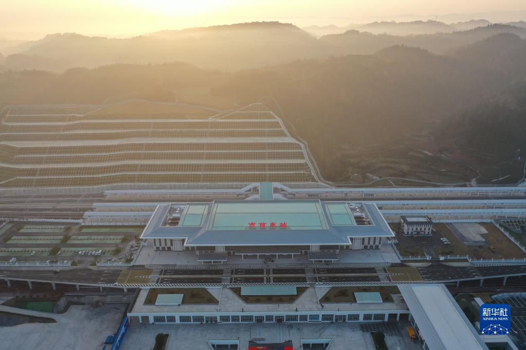 新华全媒丨张家界至吉首至怀化高速铁路开通运营