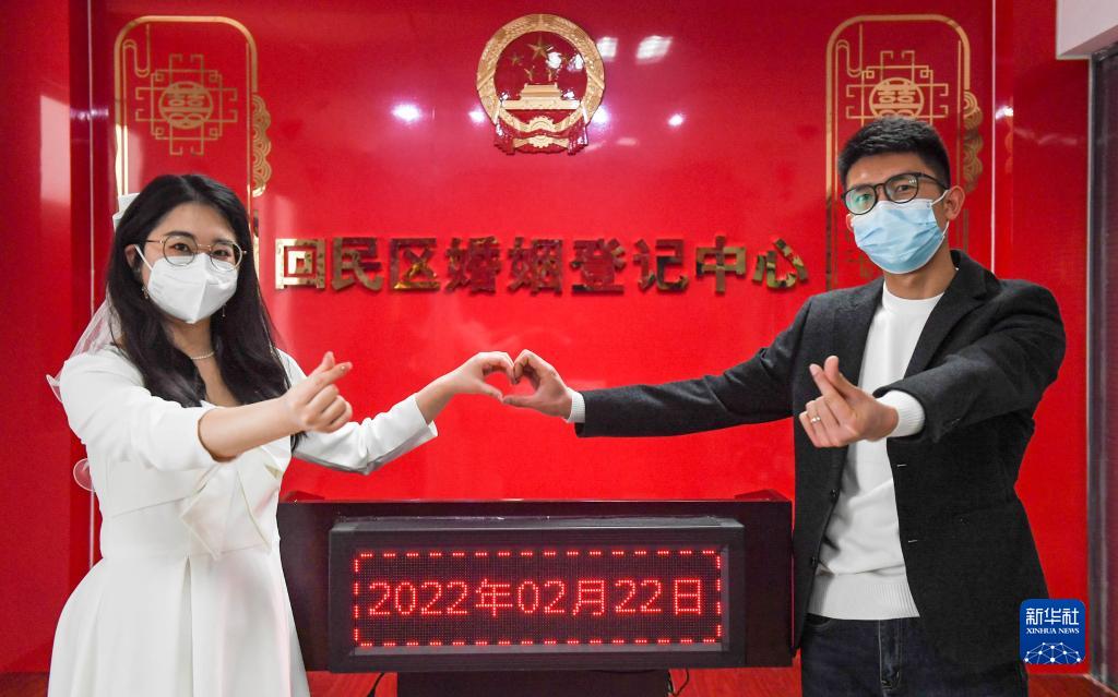 很多新人选择在当天登记结婚或表达爱意,让这个特殊的日子见证甜蜜的