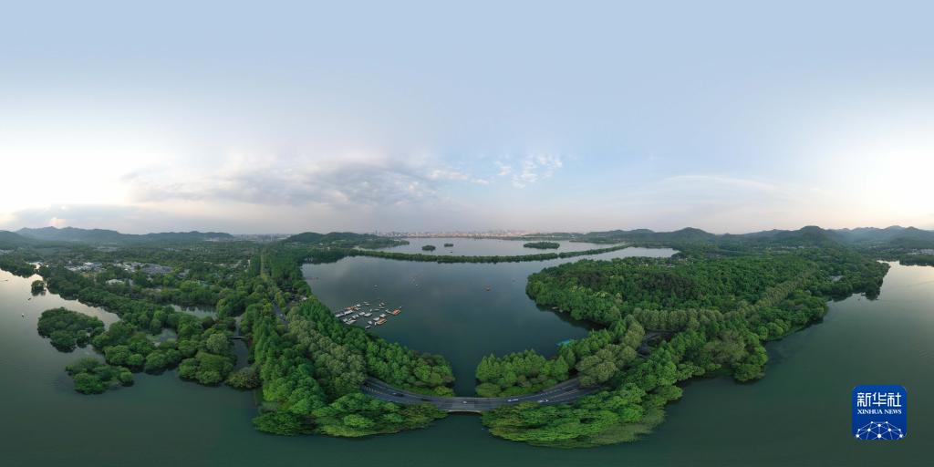 "两堤三岛""三面云山一面城"的景观整体格局,系列题名景观"西湖十景"