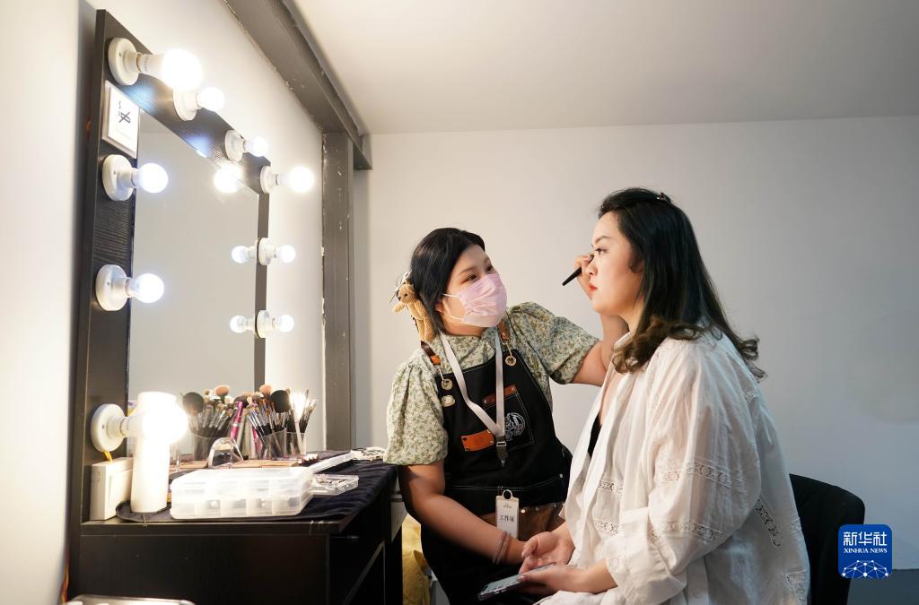 95后化妆师在美妆中前行