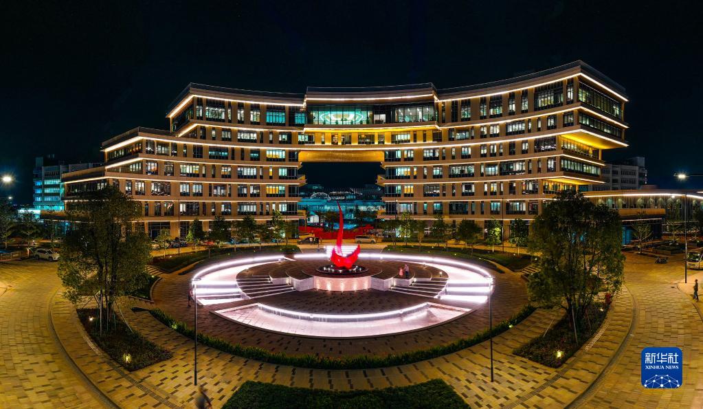 这是香港科技大学(广州)校园行政楼前广场上的"红鸟日晷"雕塑(8月15日