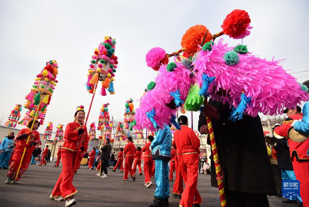 元宵节将至,各地举办丰富多彩的活动,欢庆佳节的到来.