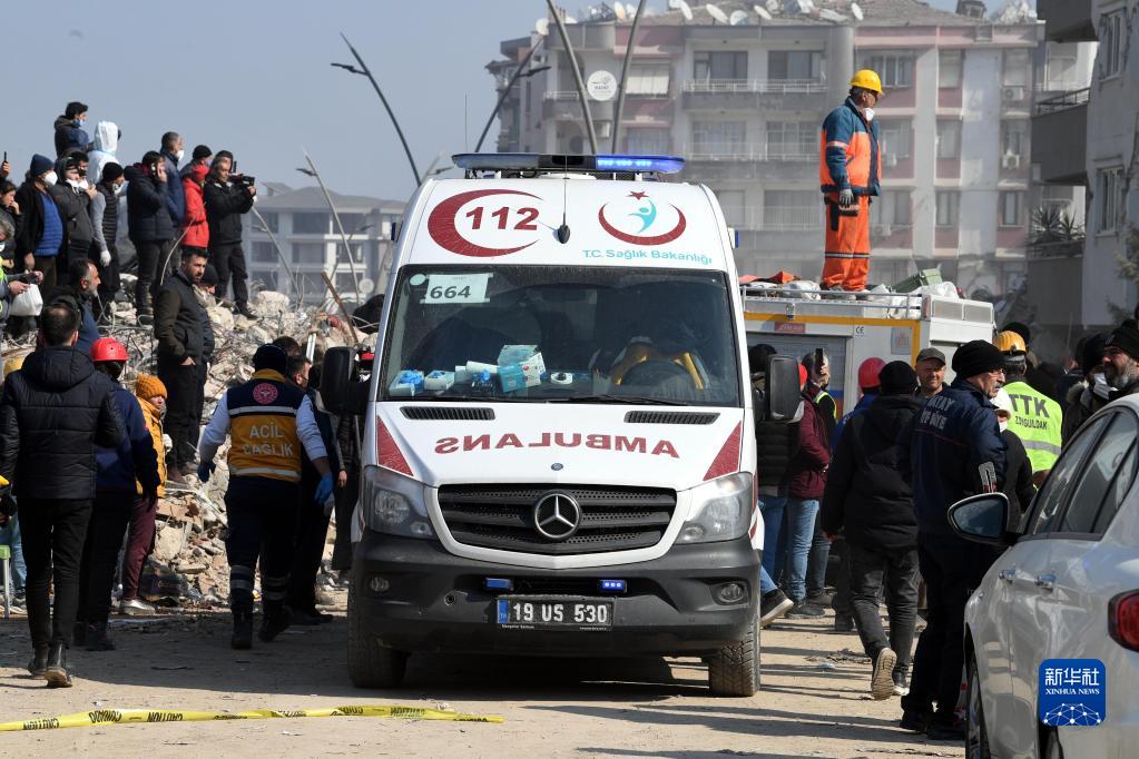 2月13日,在土耳其哈塔伊省安塔基亚市,救护车停在地震废墟旁.