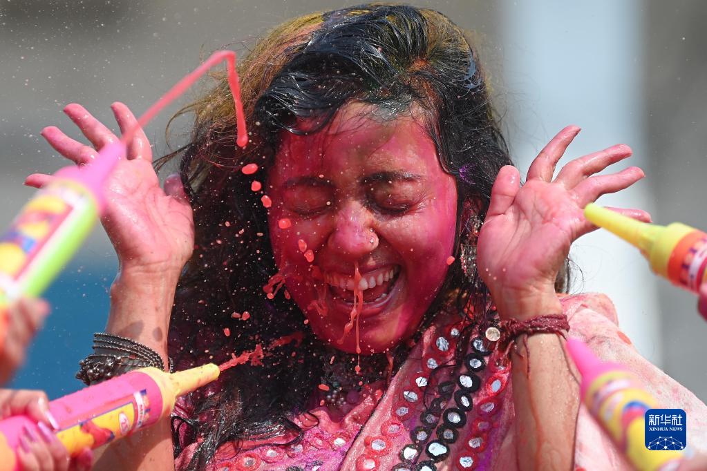印度:庆祝洒红节-新华网