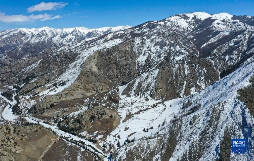 这是在新疆富蕴县可可托海景区宝石沟拍摄的春雪过后的阿尔泰山脉(4月