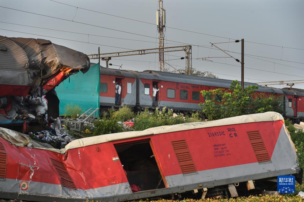 印度调查列车脱轨相撞事故事发路段恢复运营