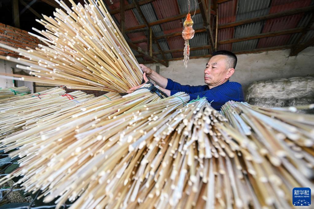 工艺笤帚“守艺人”：巧手编制的端午祝福 教育 烟台新闻网 胶东在线 国家批准的重点新闻网站