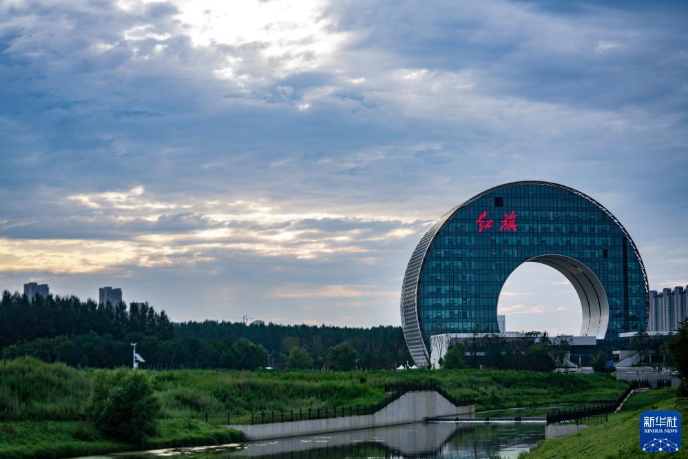 7月13日拍摄的晨曦中的一汽红旗创新大厦.