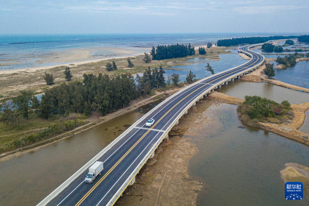 天空之眼瞰海南环岛旅游公路:串起碧海蓝湾-新华网