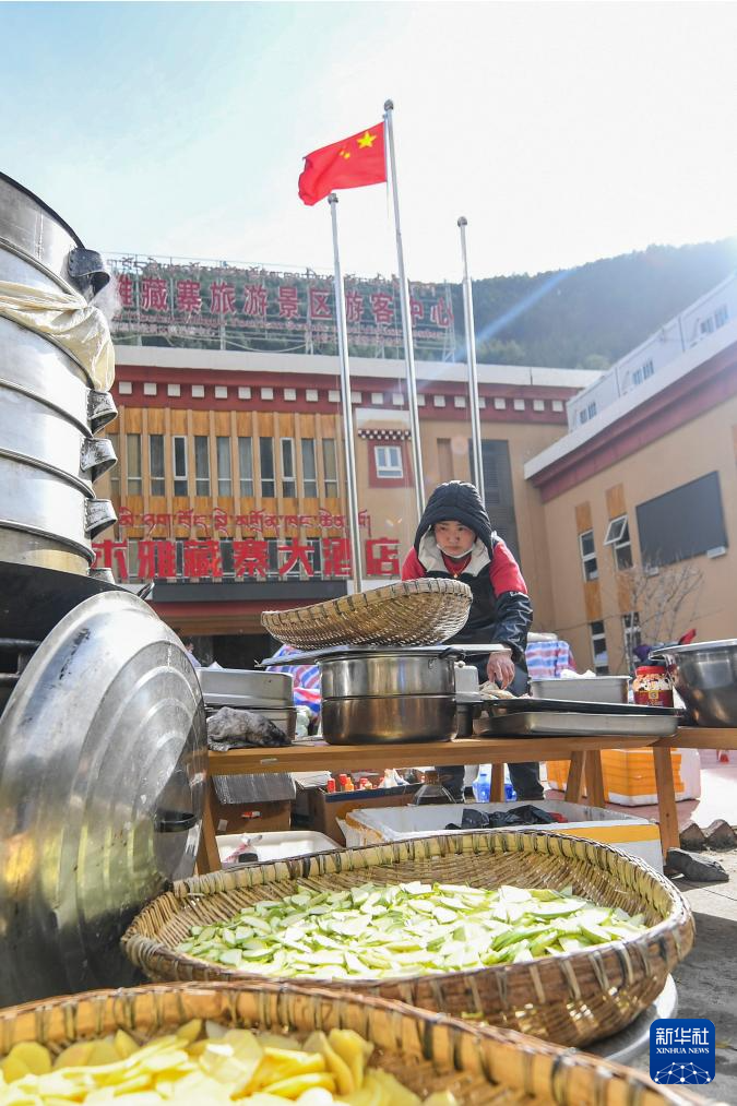 社会各界捐助,援助的物资汇聚在四川省甘孜藏族自治州雅江县的木雅