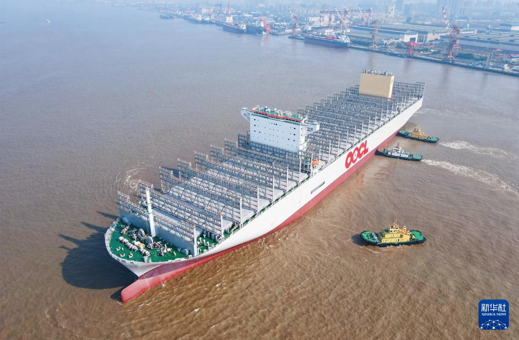 江苏南通：可装载24188个集装箱的超大型集装箱船出海试航-新华网