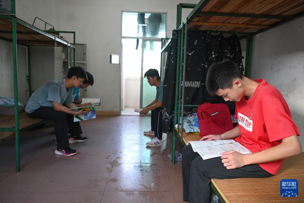69696月20日,武平縣鄉鎮中考考生在武平二中宿舍裏看書復習.