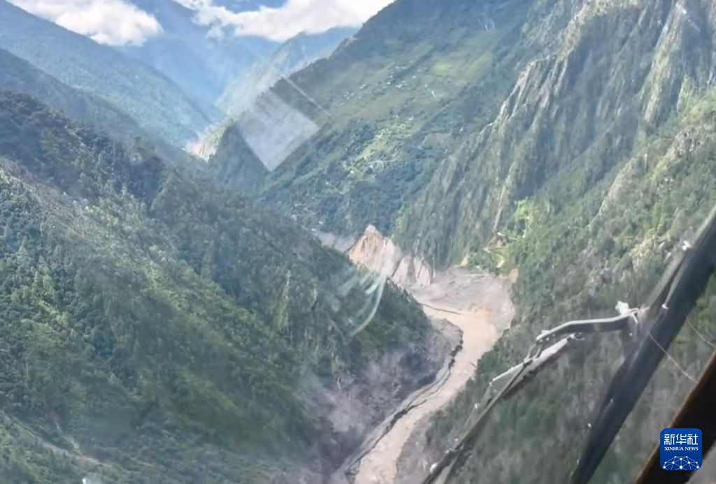 西藏军区某陆航旅第一批2架直升机抵达吉隆口岸上空-新华网
