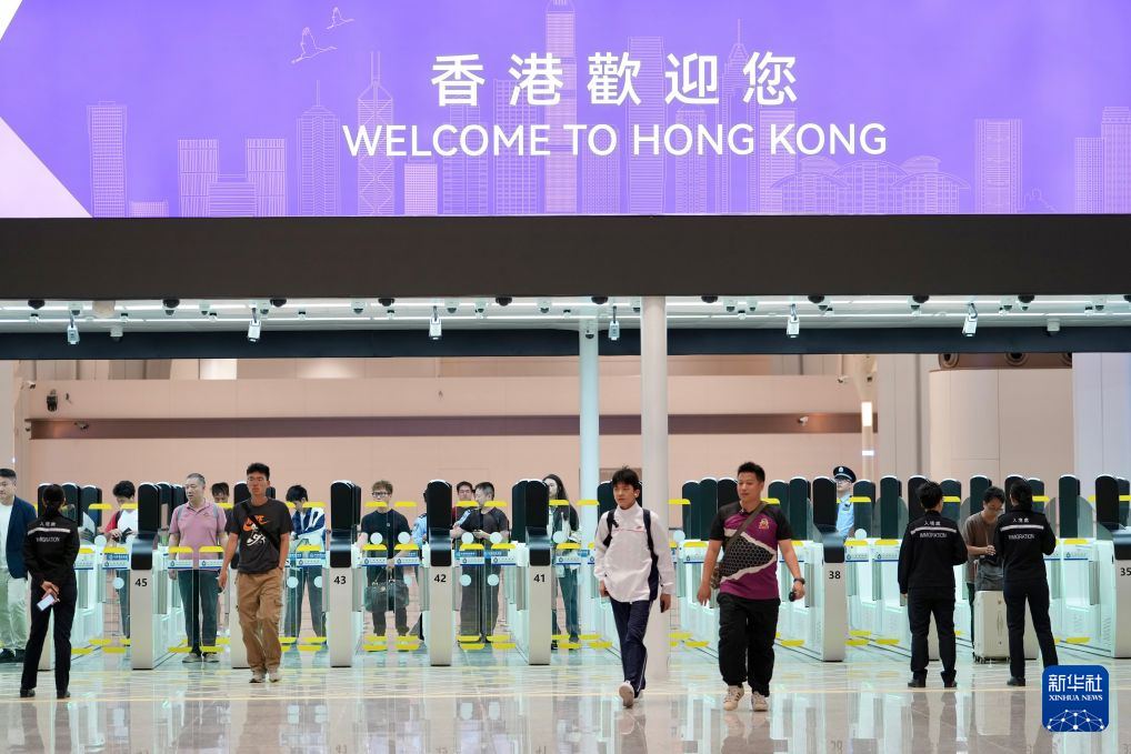 2026年10月12日，旅客经正式开通的皇岗口岸抵达香港