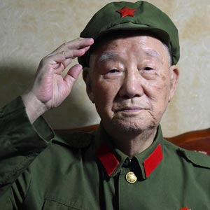 80年前，他们是热血青年。在长征路上，他们冒着枪林弹雨，冲破敌人的围追堵截，征服艰难险阻和饥寒伤病，用信念和毅力创造了历史的奇迹。