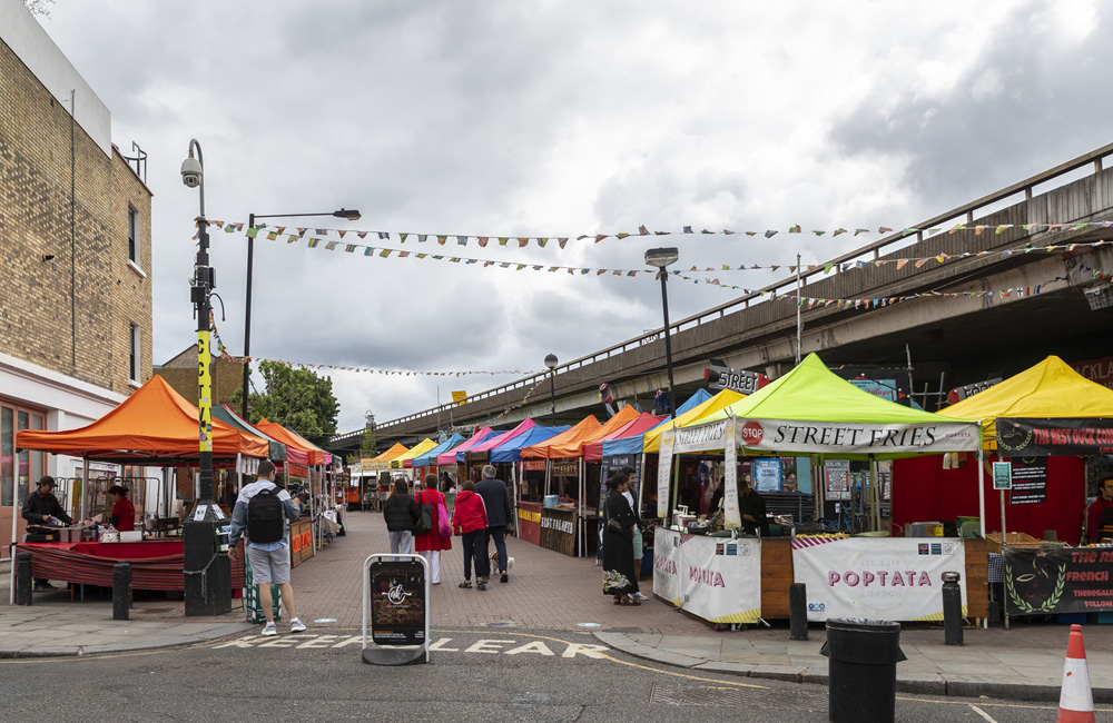 诺丁山集市重开 感受英式"烟火气"