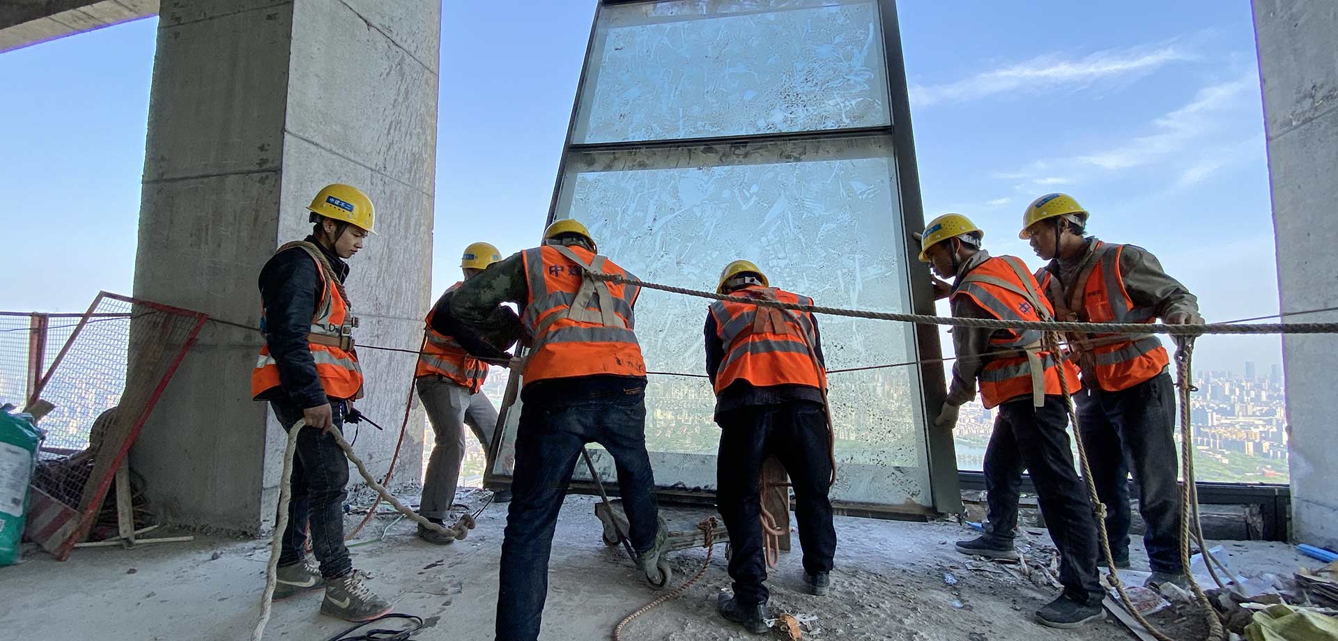 【显影中国】城市之巅幕墙安装工人的铁汉柔情