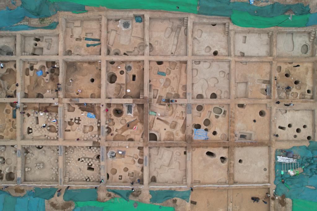 新华全媒 丨河南郑州商城遗址发现商代中期高等级贵族墓葬区