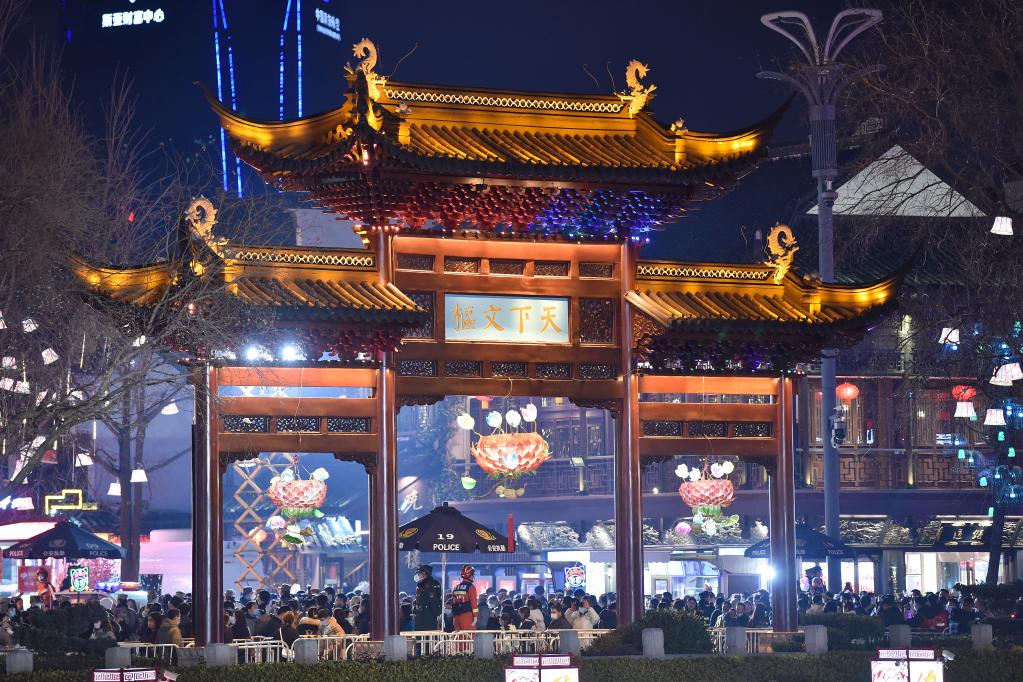 江苏南京：秦淮灯会点亮&ldquo;夜经济&rdquo;
