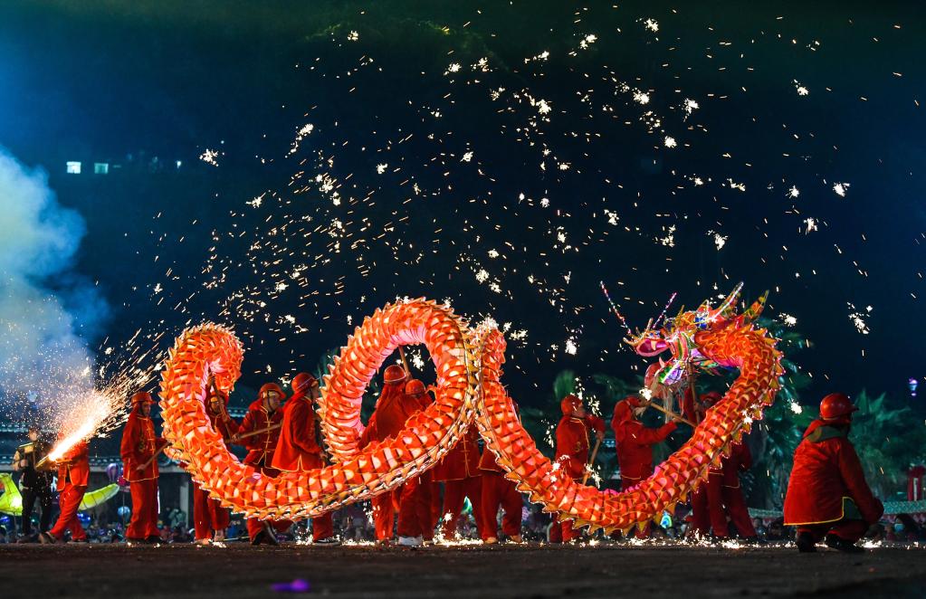 新春走基层丨贵州：苗族&ldquo;舞龙嘘花&rdquo;闹元宵