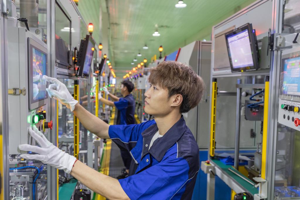 高铁通信工:"上塔下井"保铁路暑运畅通-新华网