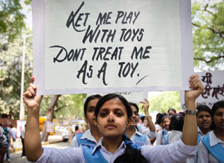 印度中学生举行游行呼吁保护女性安全