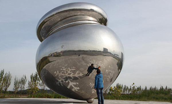 吉林现6米高巨型陀螺