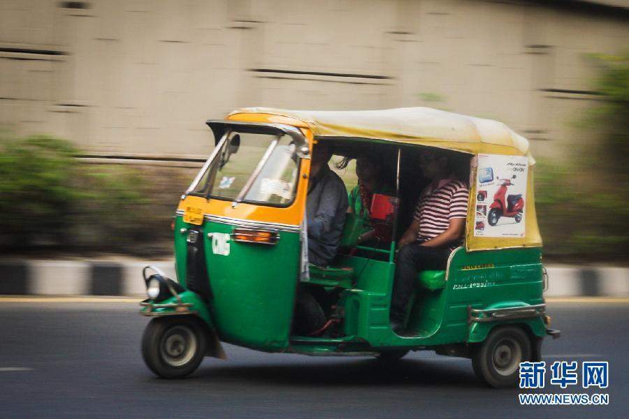 实拍印度新德里标志性交通工具:三轮出租车