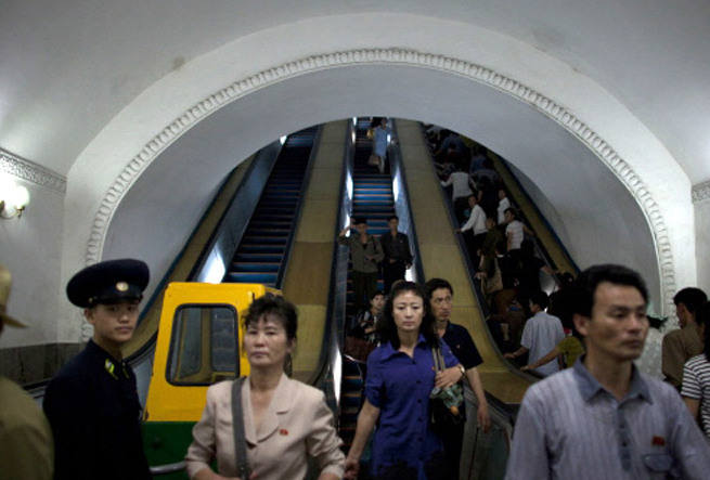 镜头下的平壤地铁 感受朝鲜居民日常生活